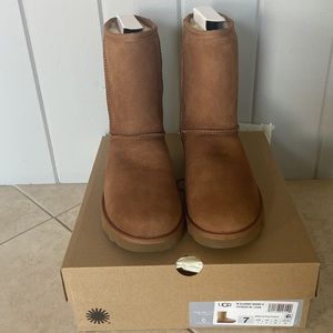 NIB UGG classic shortie II boot